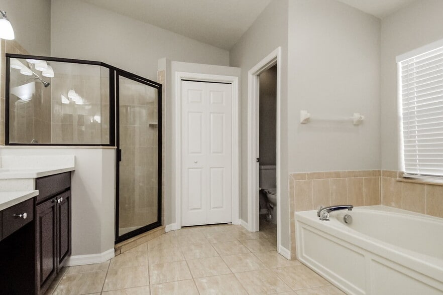 Building Photo - 1104 Barclay Wood Dr