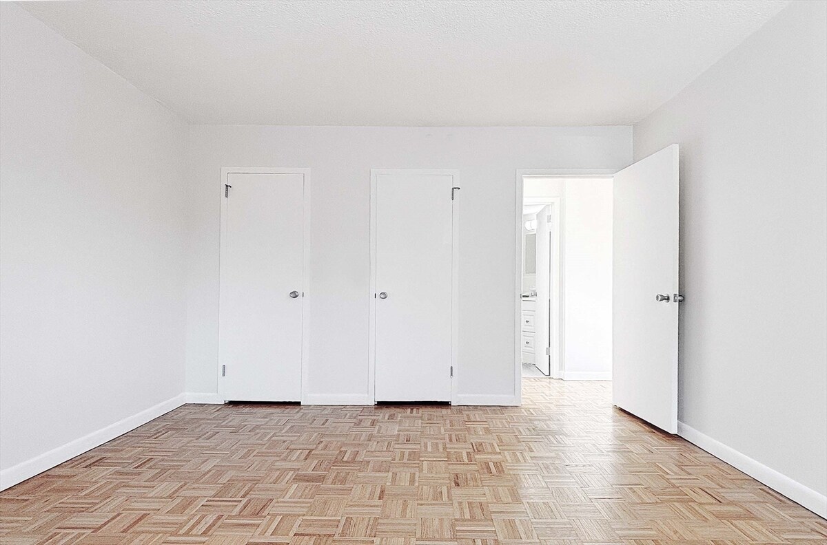 Bedroom - 300 Lynn Shore Dr