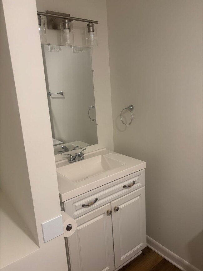 Building Photo - Beautiful & spacious renovated home.