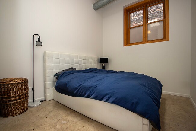 Building Photo - 2021 S Throop St