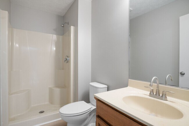 Building Photo - 3 bed/ 2 1/2 bath pet friendly fenced yard
