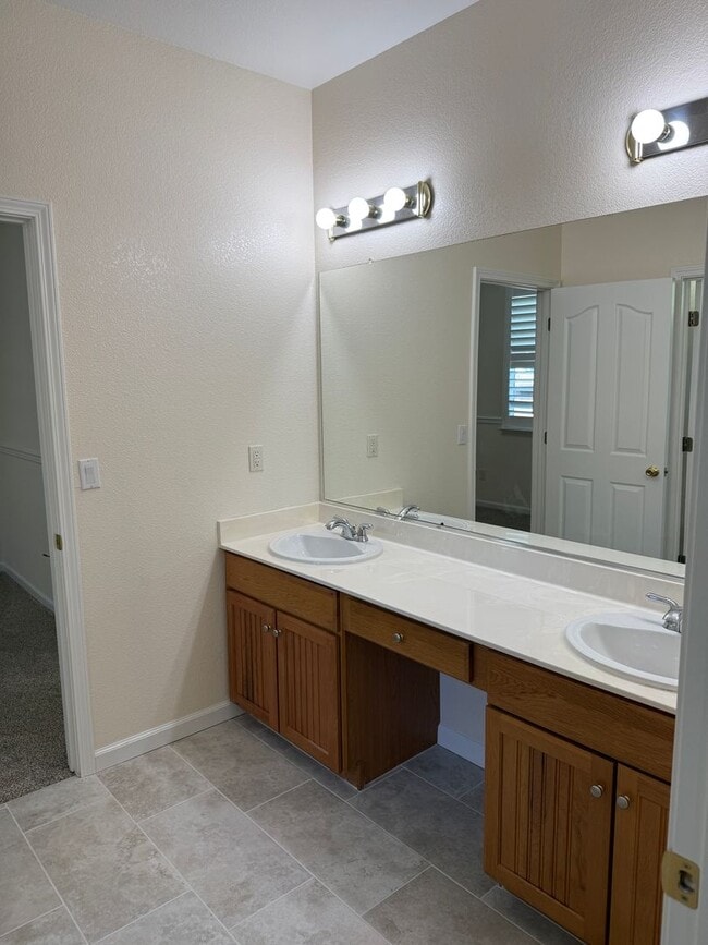 Building Photo - BEAUTIFUL SINGLE STORY 3+BD, 2.5 BA, & 3 CAR GARAGE!