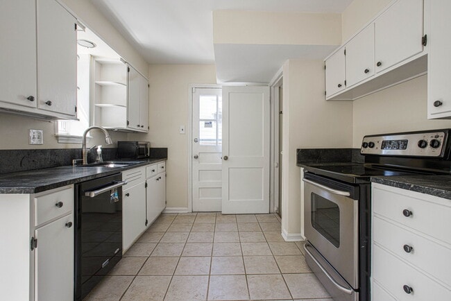 Building Photo - 2509 Crest Ave