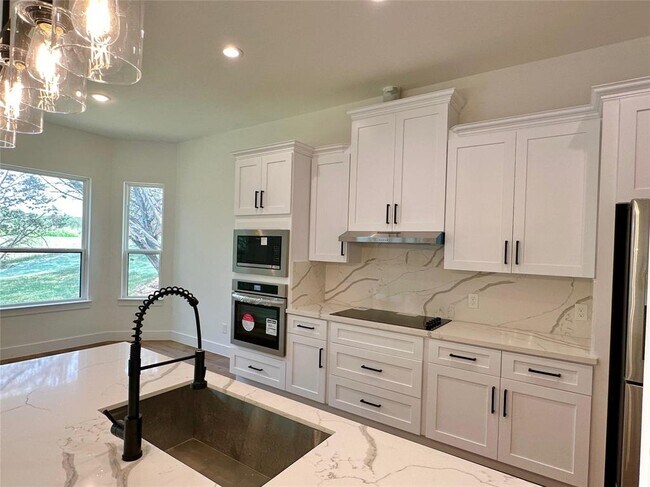 Building Photo - 5206 Country Club Dr