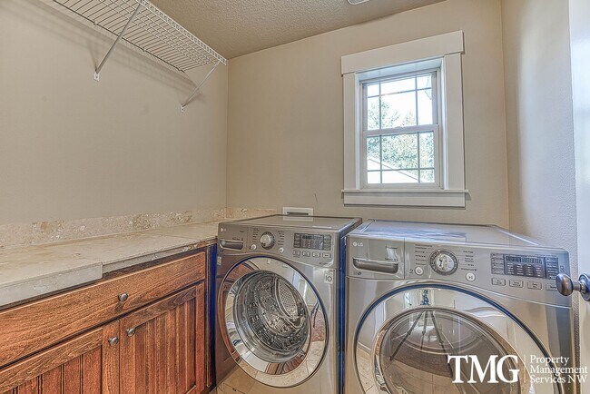 Building Photo - Stylish Beaverton Home with Built-ins, Open Layout & Private Backyard