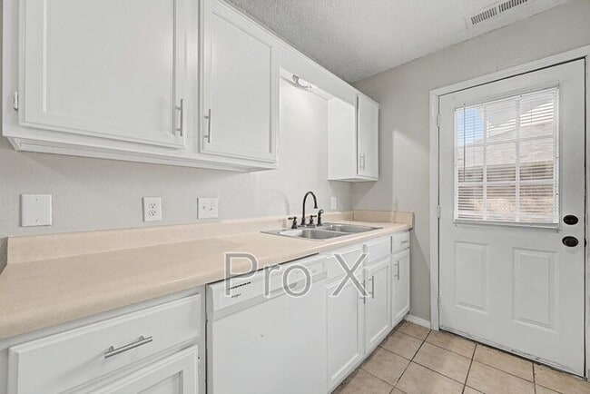 Building Photo - 3403 SW Victoria Pl