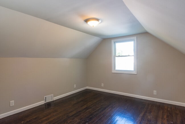 Building Photo - 1353 Bissell St