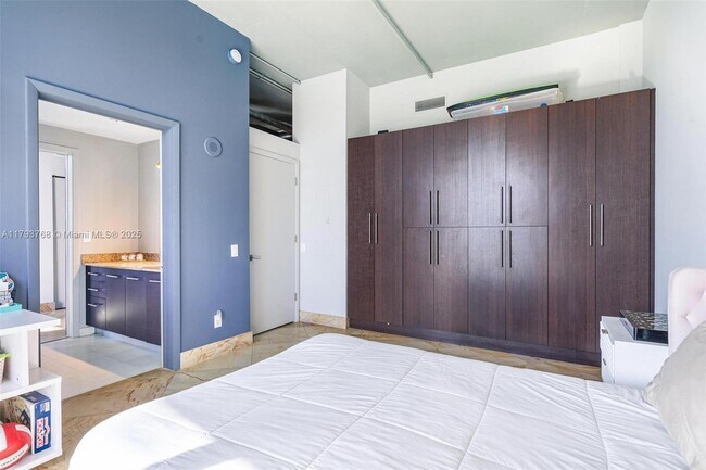 Building Photo - 3029 NE 188th St