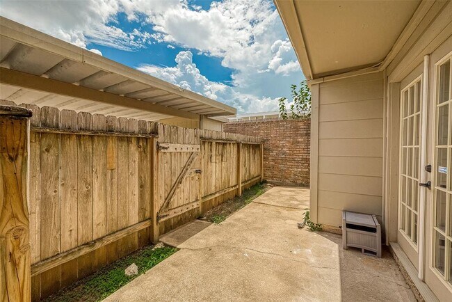 Building Photo - 14736 Perthshire Rd