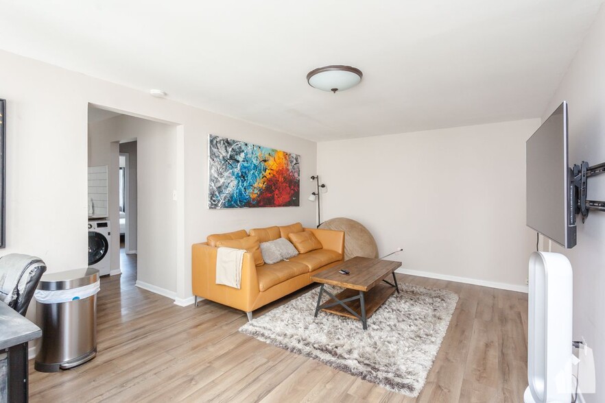 Building Photo - 6427 N Hermitage Ave