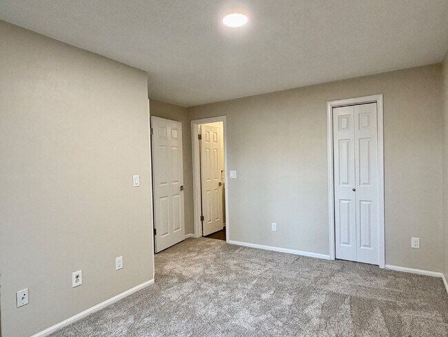 Building Photo - 50% OFF your 1st Month's Rent!!  Garden-Level Condo Featuring 1bd/1ba in Desirable Stoney Creek C...