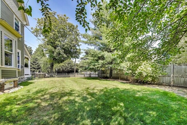 Building Photo - 2 Elm St