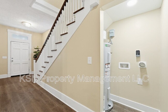 Building Photo - 716 W 38th St
