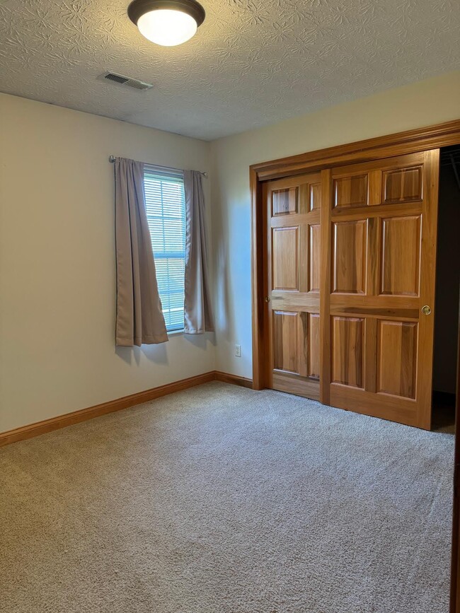 Second bedroom - 2237 Shamrock Ln