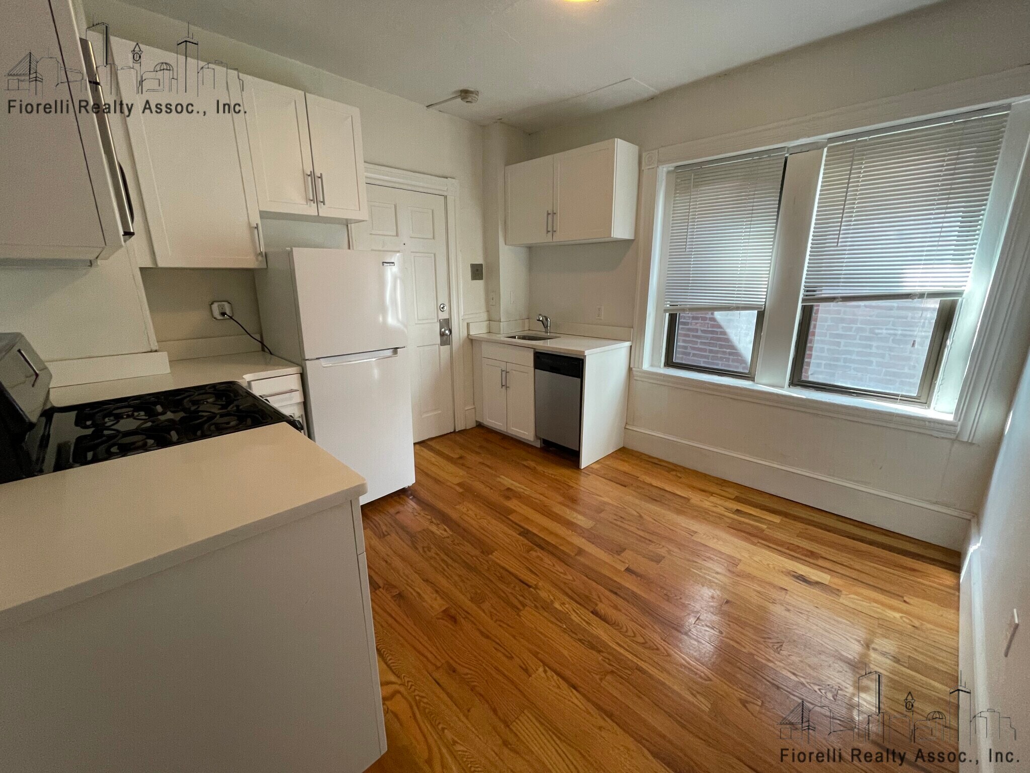 Building Photo - 10 Wiget St