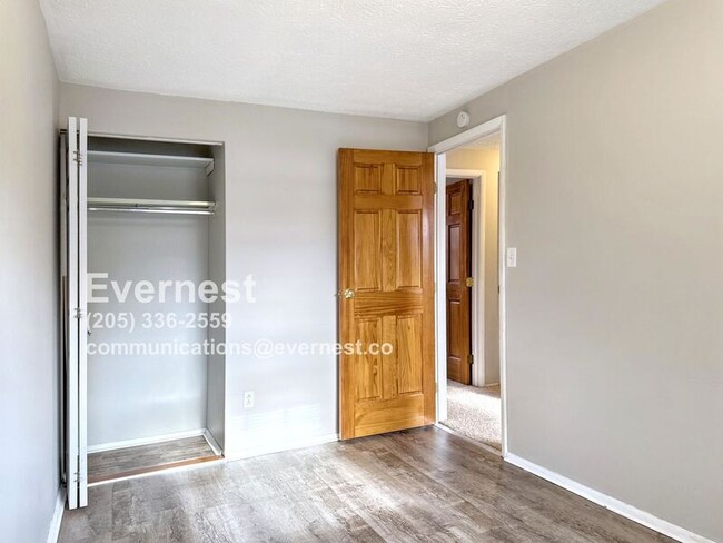 Building Photo - 2068 Robin Hood Dr