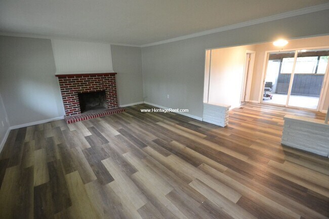 Building Photo - North College Hill 4 Bedroom with Covered Patio