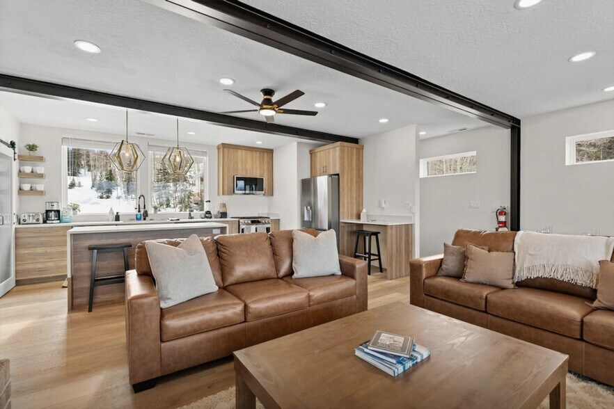 Building Photo - 220 Circle Dr