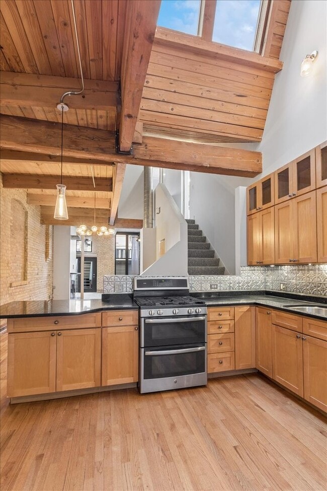 Building Photo - 1140 W Cornelia Ave