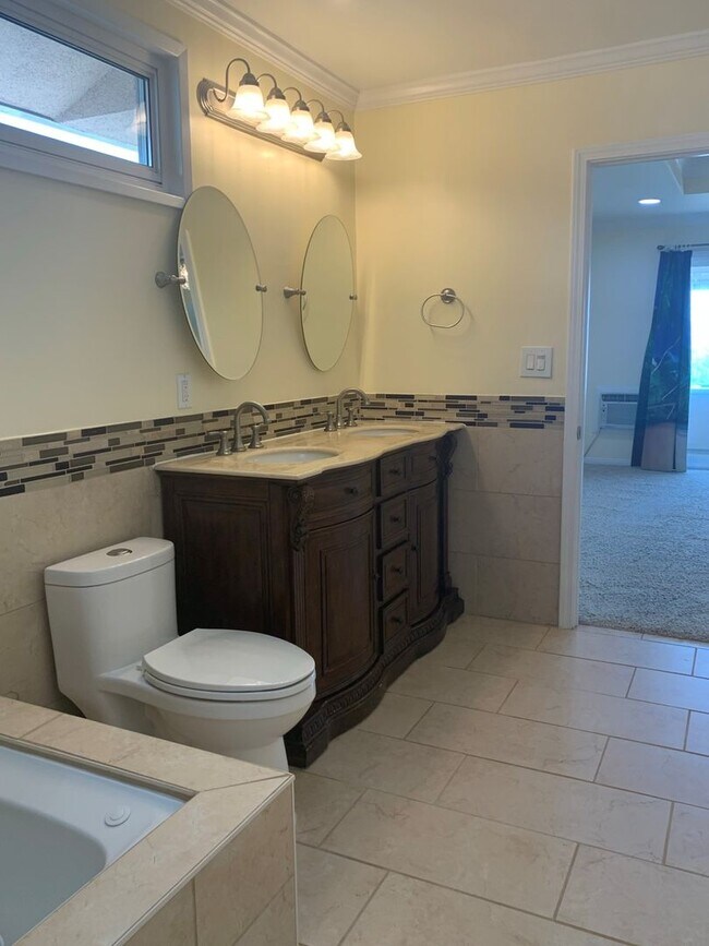 Building Photo - Gorgeous Two Story /Five Bedrooms in Burbank With Fantastic Views!!!