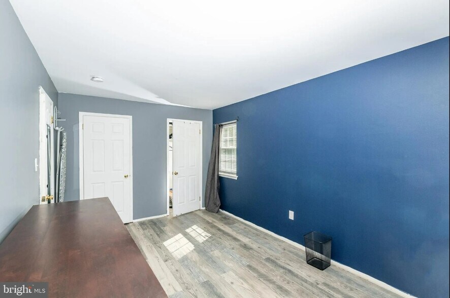 Building Photo - 1821 Valley Dr