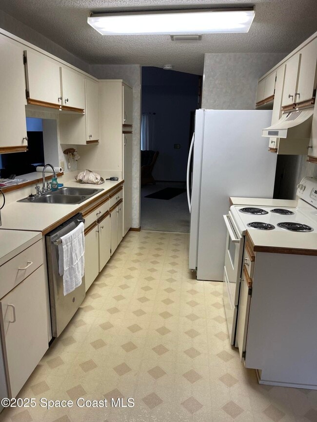 Building Photo - 1547 Clover Cir