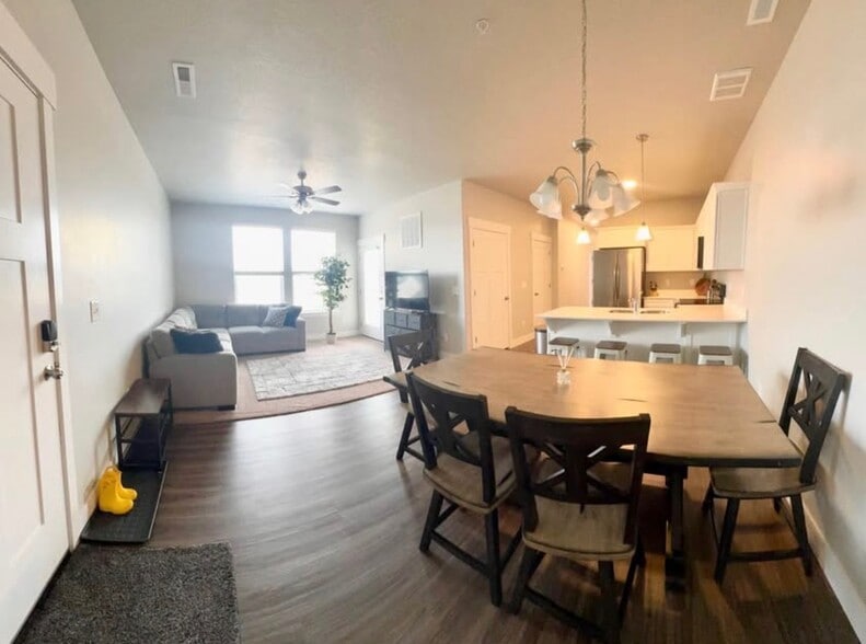 Building Photo - 881 N Coulsen Dr