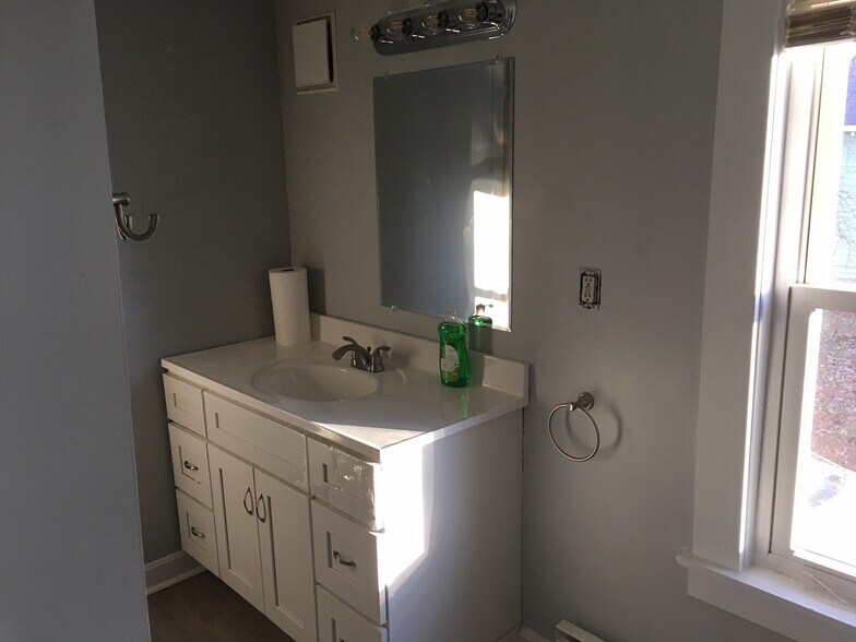 Building Photo - 857 Broadway