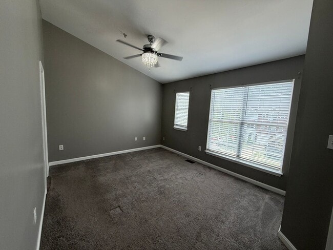 Building Photo - Beautiful Townhome in Seven Oaks!