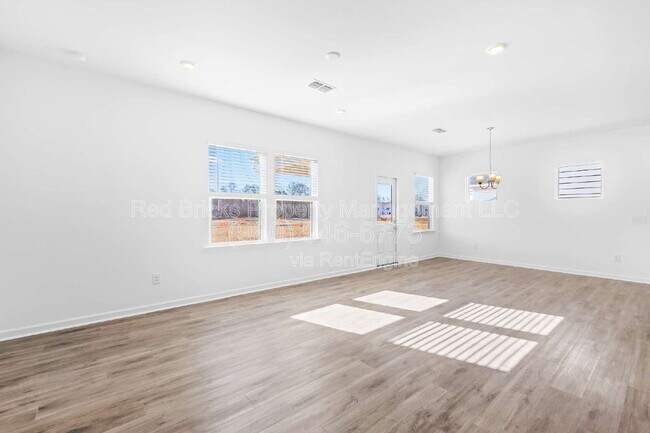 Building Photo - 2133 Riverbend Ave