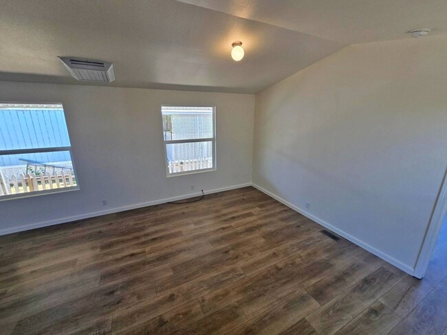 Building Photo - 1342 Hannah Ave
