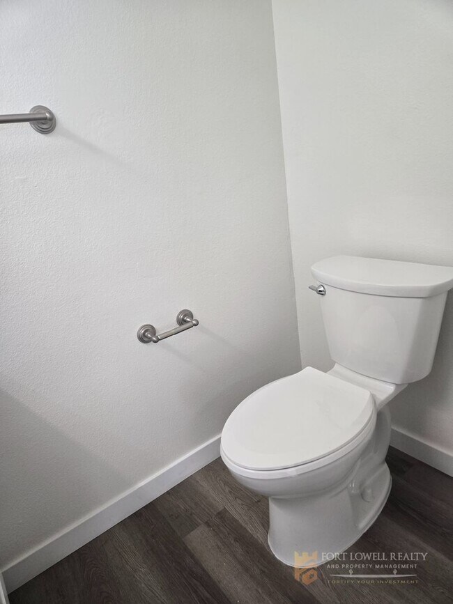 Building Photo - Fully remodeled, spacious 3 bed 2.5 bath, two-story home in Phoenix