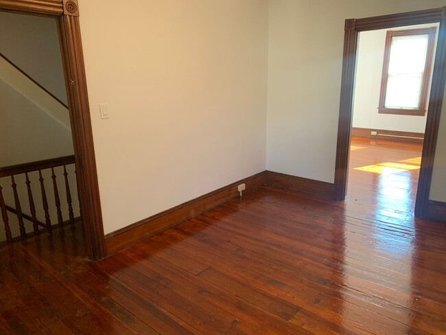 Building Photo - Spacious Duplex with hardwood floors and g...