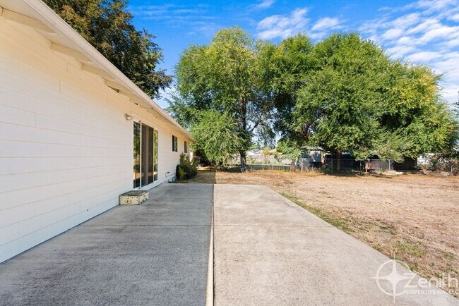 Building Photo - 8805 NE 90th Ave