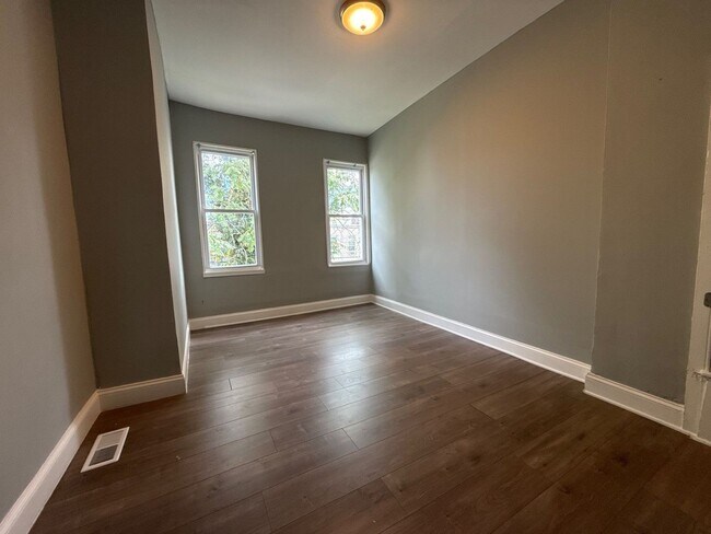 Building Photo - Spacious 4 Bedroom House in Baltimore