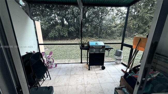 Building Photo - 8860 Fontainebleau Blvd