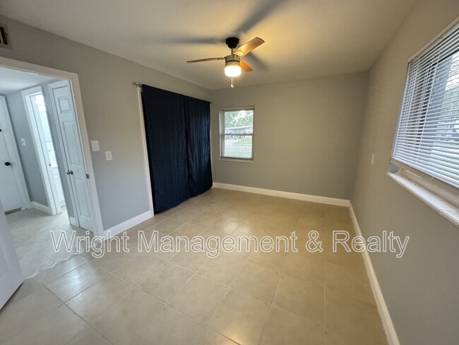 Building Photo - 427 Country Club Dr