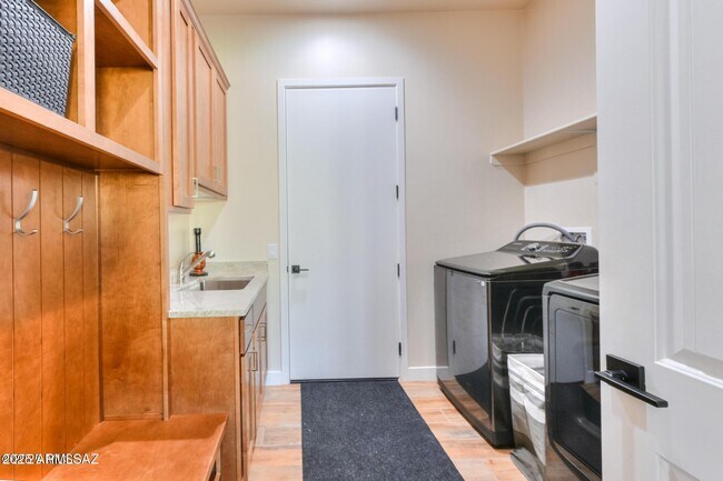 Building Photo - 6321 Oak Ln