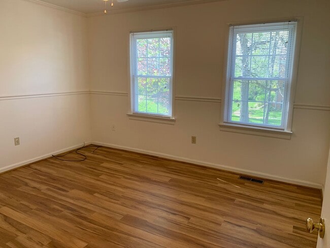 Building Photo - End Townhome In Oak Manor Community