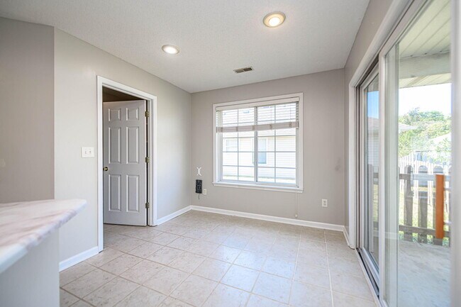 Building Photo - 709 Campusview Dr