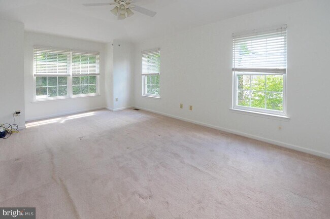 Building Photo - 200 Rolling Hill Dr