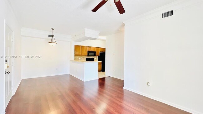 Building Photo - 2304 Myrtlewood Cir E