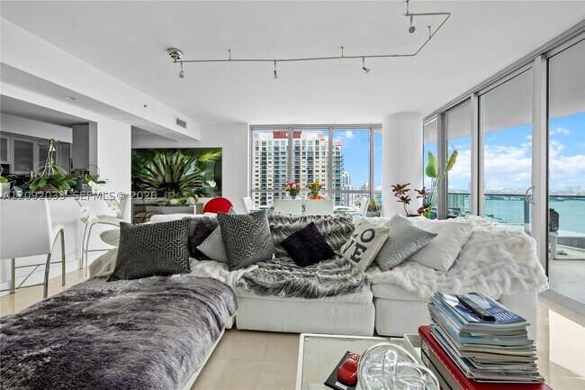 Building Photo - 1331 Brickell Bay Dr