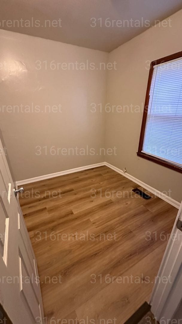 Building Photo - $875 - 3 bed 1 bath - Single Family Home