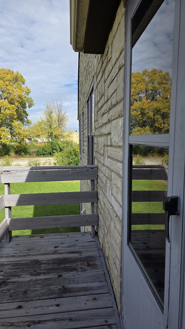 Building Photo - Large 2 Bedroom Upper Apartment in Menasha WI