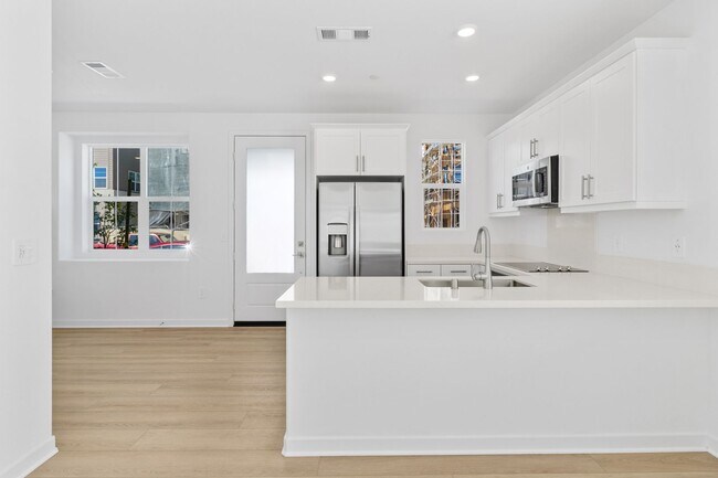 Building Photo - Modern Comfort & Style in Prime Ontario Location