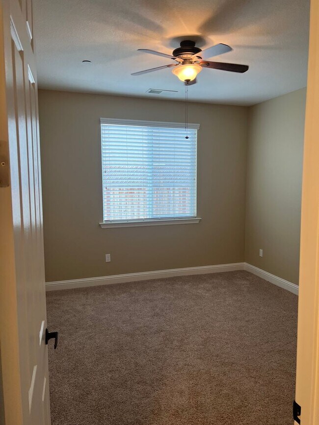 Building Photo - Beautiful Family Home