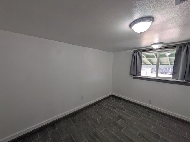Building Photo - Bright & Clean 2 Bed | 1 Bath Home With a separate Den– 906 Sq. Ft. with Private Parking! Now Ava...