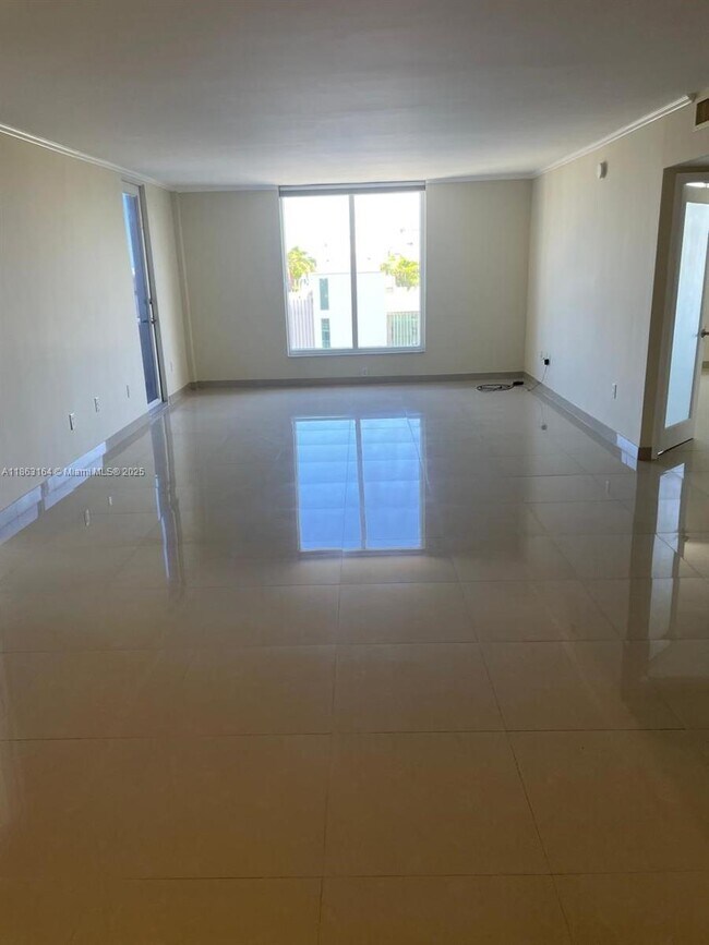 Building Photo - 10350 W Bay Harbor Dr