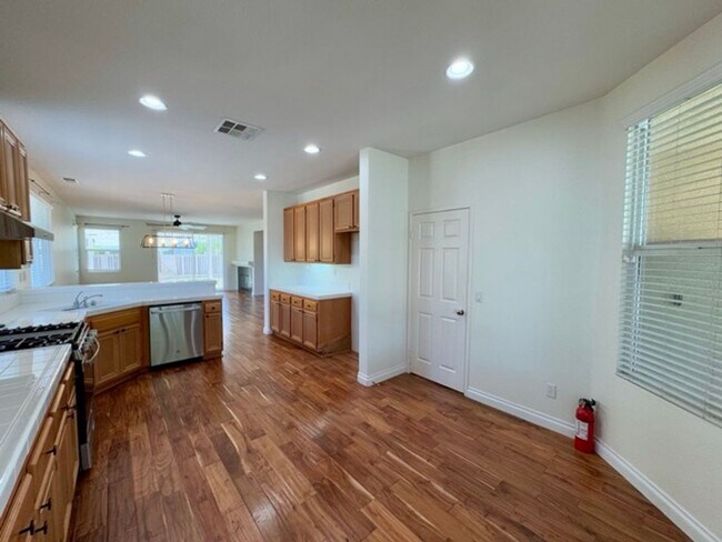 Building Photo - 4 Bedroom Menifee home available now for l...
